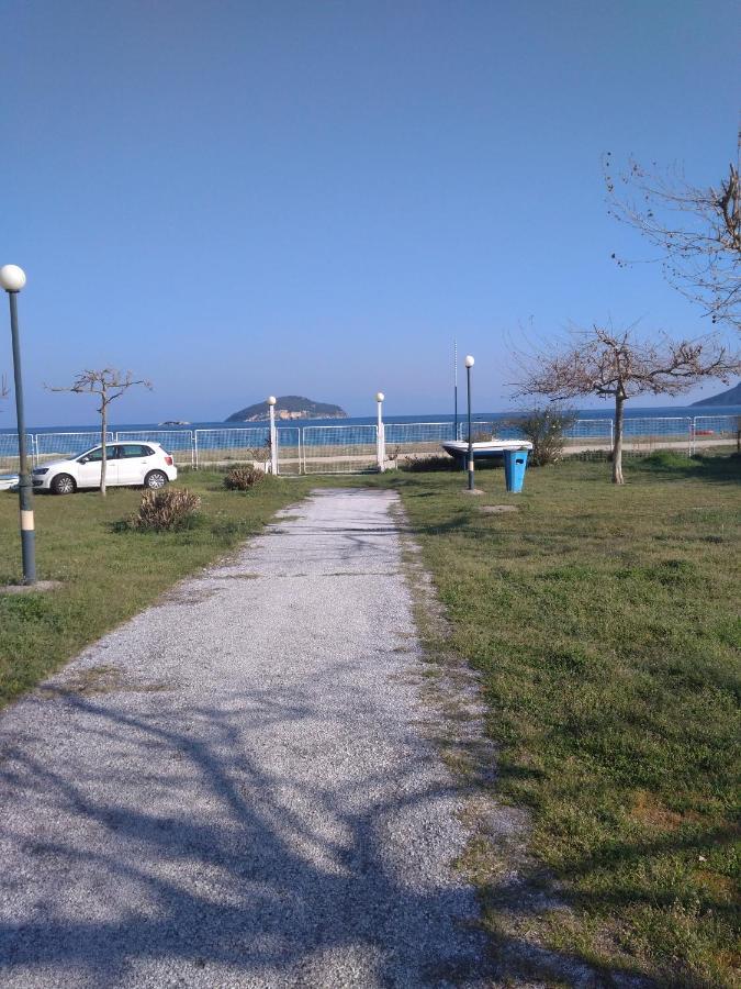 Aegean Seabreeze Apartment Nea Iraklitsa Exterior photo